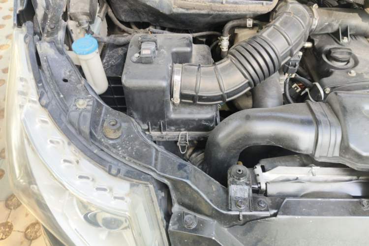 Used JAC Group Refine M5 2013 2.0T Gasoline Automatic Business Edition Engine Bay Right