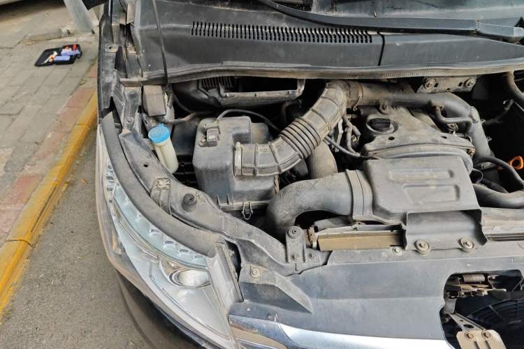 Used JAC Group Refine M5 2013 2.0T Gasoline Automatic Business Edition Engine Bay Right