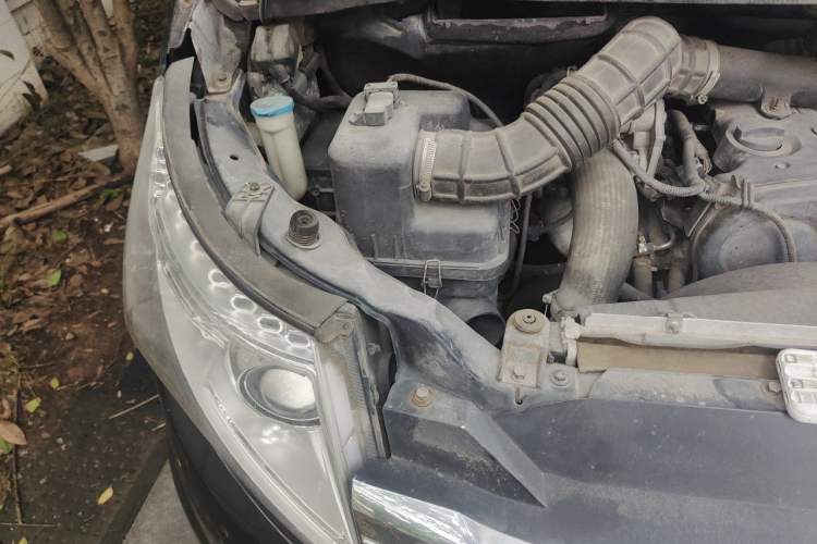 Used JAC Group Refine M5 2013 2.0T Gasoline Automatic Business Edition Engine Bay Right