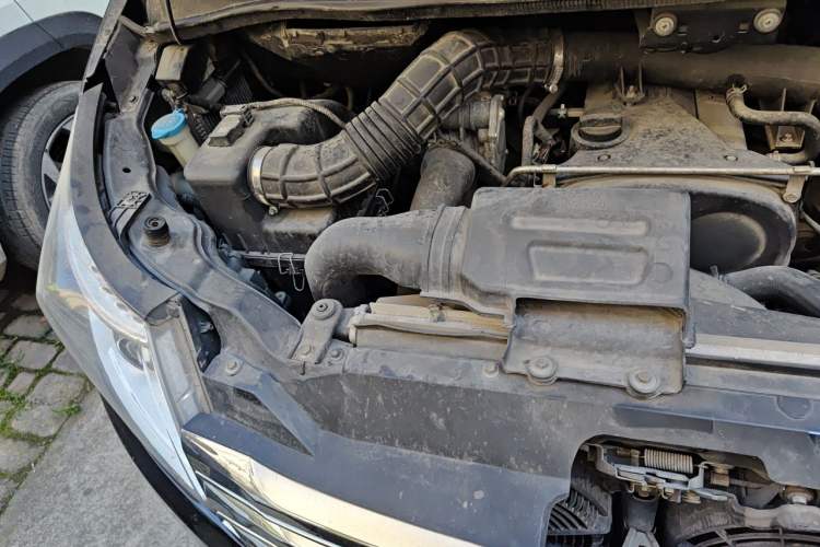 Used JAC Group Refine M5 2013 2.0T Gasoline Automatic Business Edition Engine Bay Right