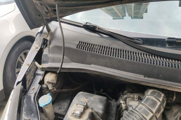 Used JAC Group Refine M5 2013 2.0T Gasoline Automatic Business Edition Engine Bay Right
