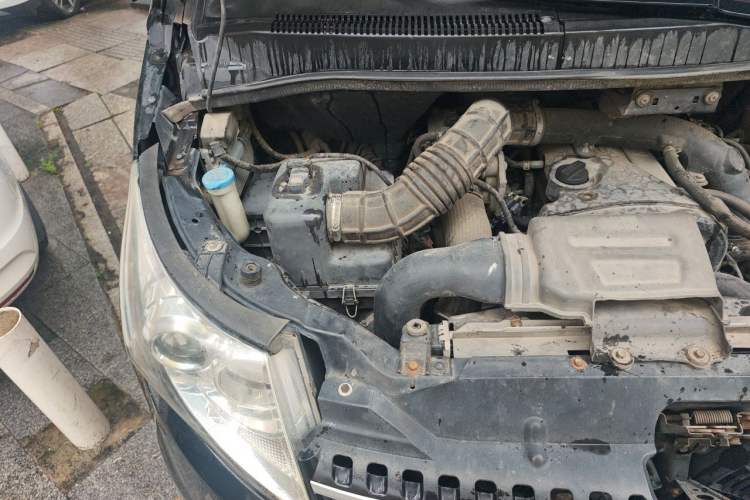 Used JAC Group Refine M5 2013 2.0T Gasoline Automatic Business Edition Engine Bay Right