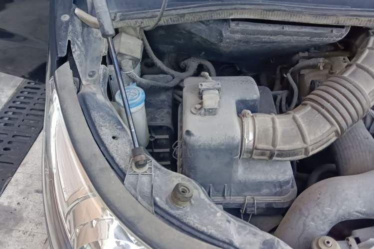 Used JAC Group Refine M5 2013 2.0T Gasoline Automatic Business Edition Engine Bay Right
