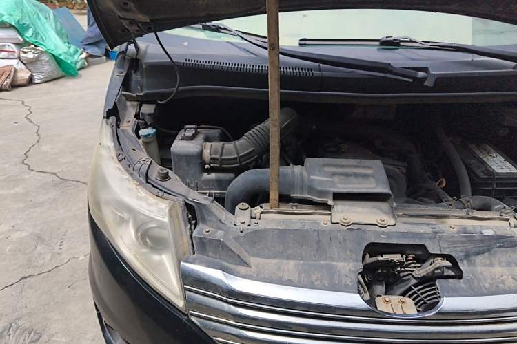 Used JAC Group Refine M5 2013 2.0T Gasoline Automatic Business Edition Engine Bay Right