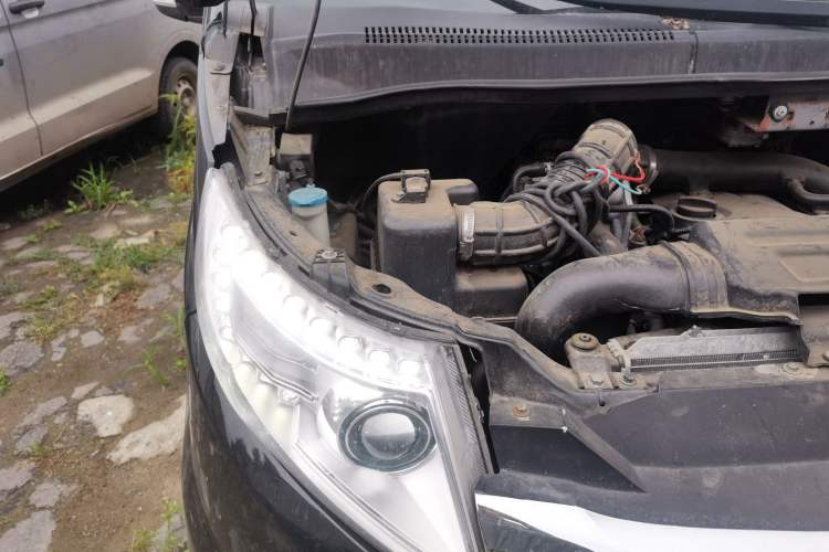 Used JAC Group Refine M5 2013 2.0T Gasoline Automatic Business Edition Engine Bay Right