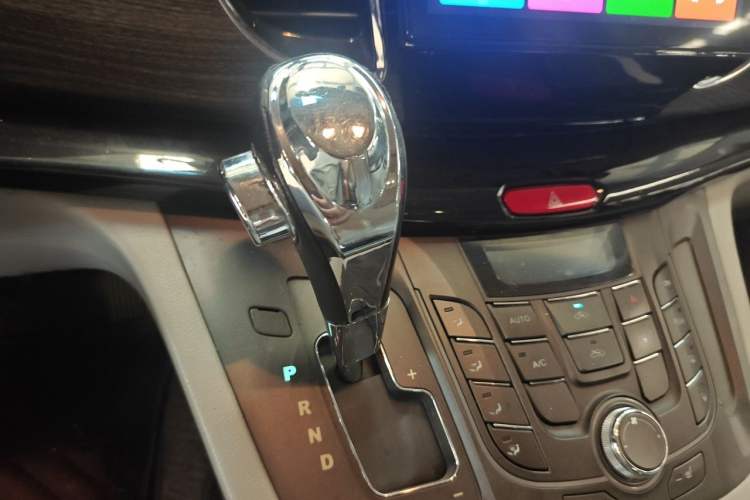 Used JAC Group Refine M5 2013 2.0T Gasoline Automatic Business Edition Gear Lever