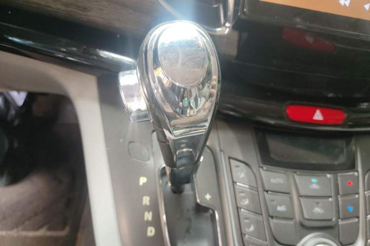 Used JAC Group Refine M5 2013 2.0T Gasoline Automatic Business Edition Gear Lever