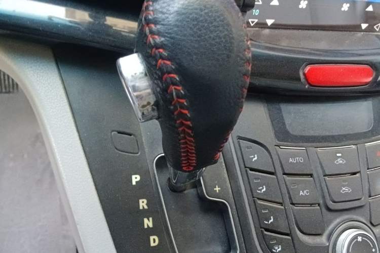 Used JAC Group Refine M5 2013 2.0T Gasoline Automatic Business Edition Gear Lever