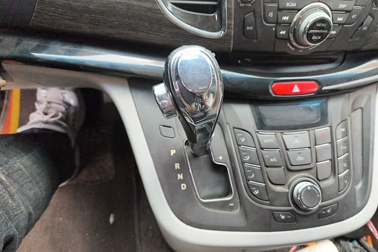 Used JAC Group Refine M5 2013 2.0T Gasoline Automatic Business Edition Gear Lever