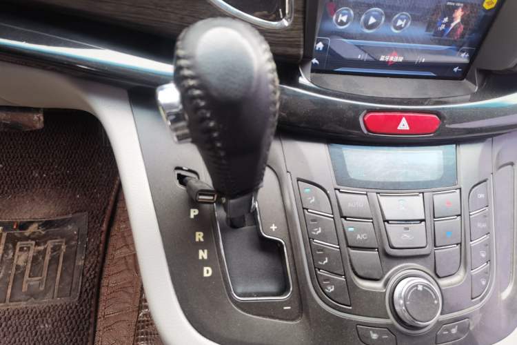 Used JAC Group Refine M5 2013 2.0T Gasoline Automatic Business Edition Gear Lever