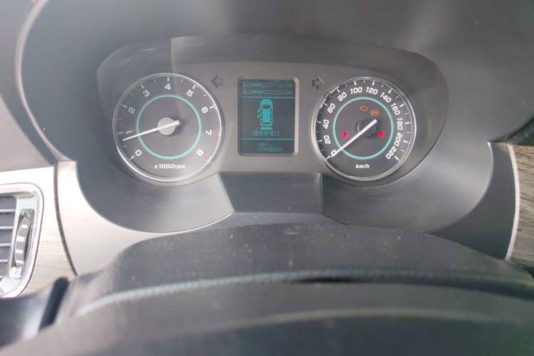 Used JAC Group Refine M5 2013 2.0T Gasoline Manual Business Edition Odometer Close Up