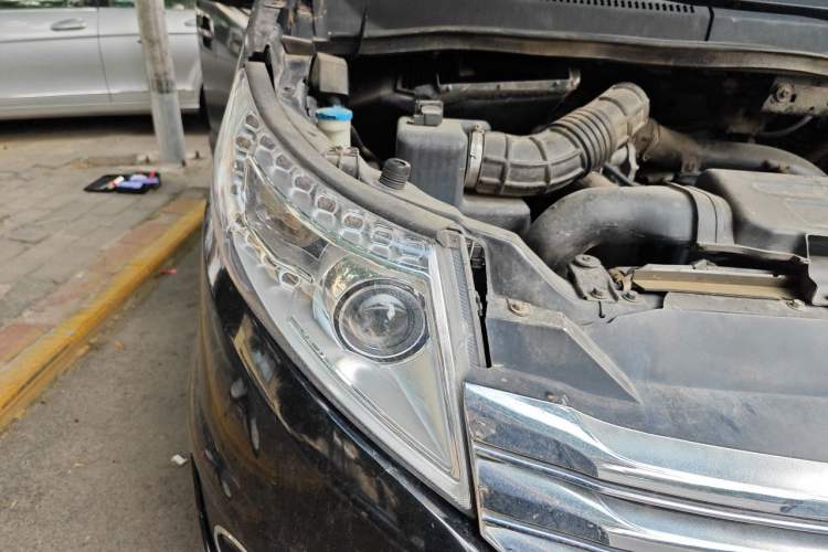 Used JAC Group Refine M5 2013 2.0T Gasoline Automatic Business Edition Right Front Headlight