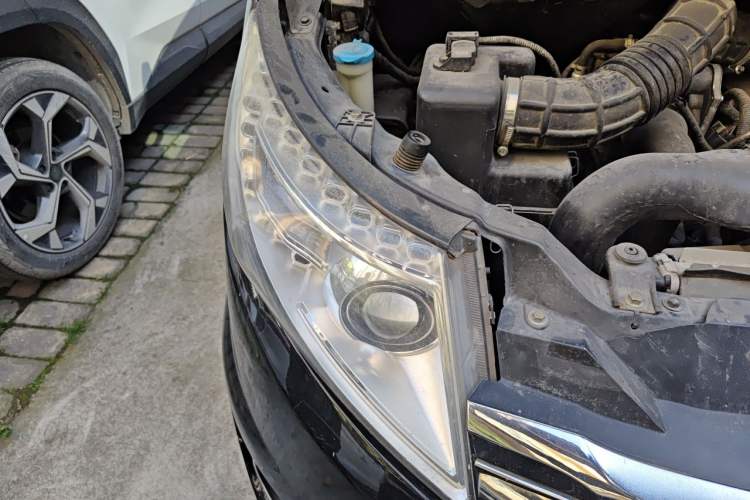 Used JAC Group Refine M5 2013 2.0T Gasoline Automatic Business Edition Right Front Headlight