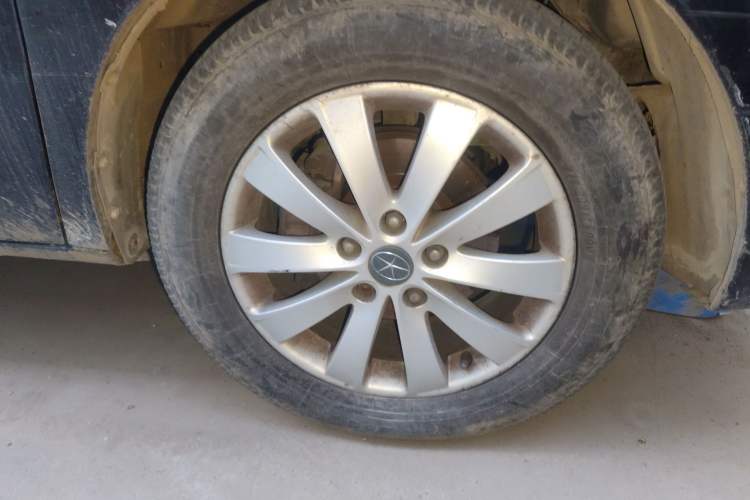 Used JAC Group Refine M5 2013 2.0T Gasoline Automatic Business Edition Right Front Wheel Hub