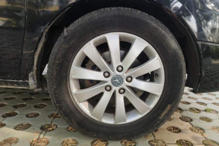 Used JAC Group Refine M5 2013 2.0T Gasoline Automatic Business Edition Right Front Wheel Hub