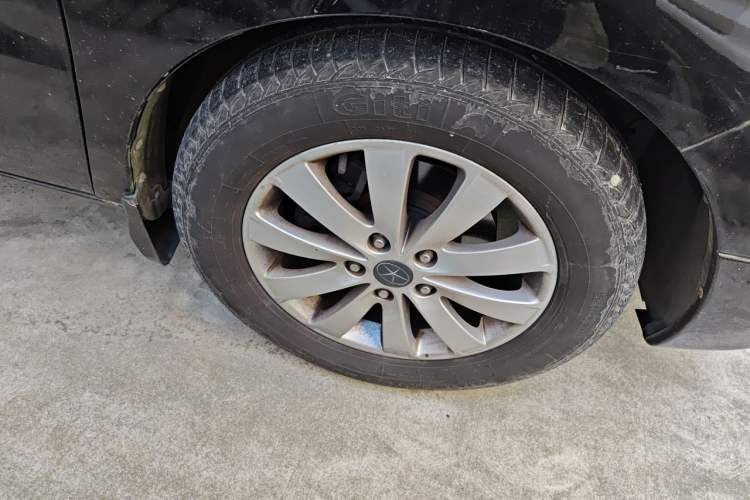 Used JAC Group Refine M5 2013 2.0T Gasoline Automatic Business Edition Right Front Wheel Hub