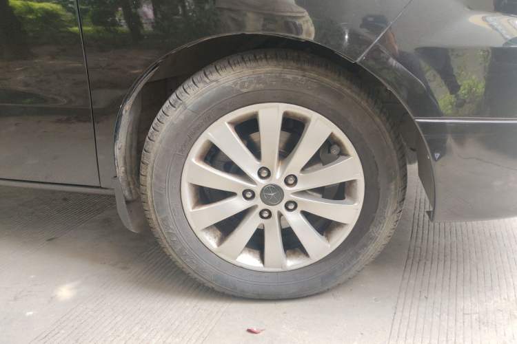 Used JAC Group Refine M5 2013 2.0T Gasoline Automatic Business Edition Right Front Wheel Hub