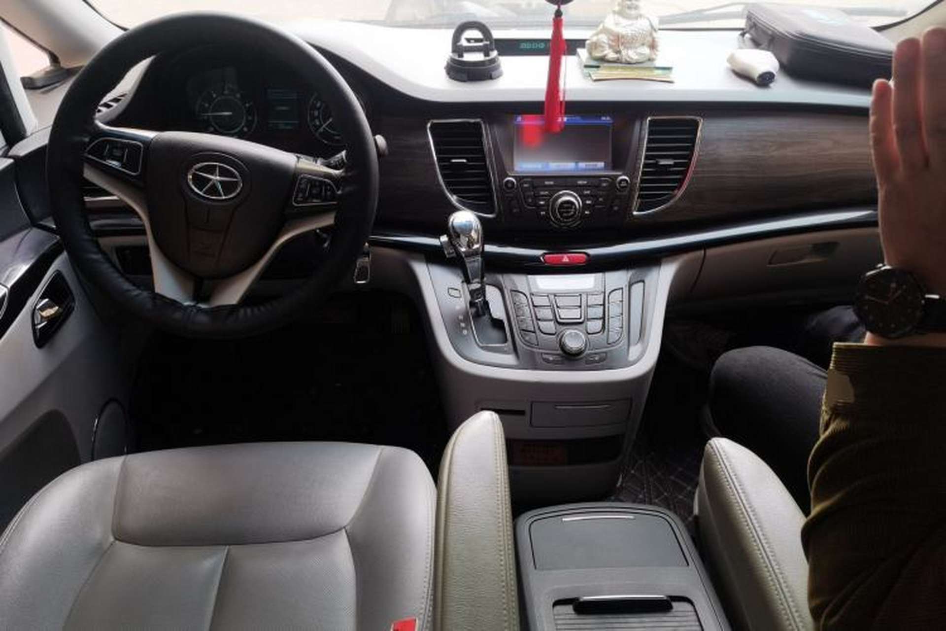 Used JAC Group Refine M5 2013 2.0T Gasoline Automatic Business Edition Center Console