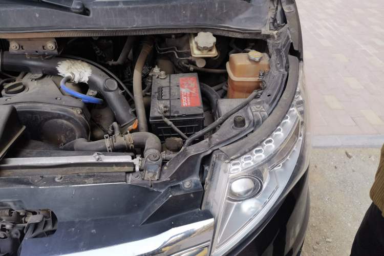 Used JAC Group Refine M5 2013 2.0T Gasoline Automatic Business Edition Engine Bay Left