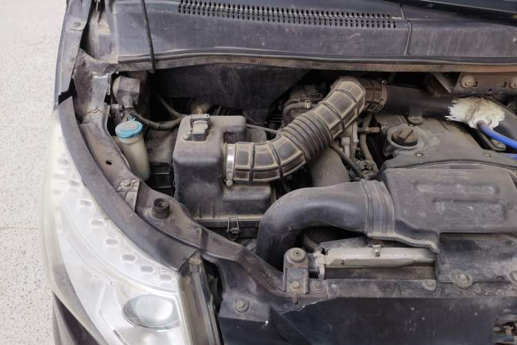 Used JAC Group Refine M5 2013 2.0T Gasoline Automatic Business Edition Engine Bay Right