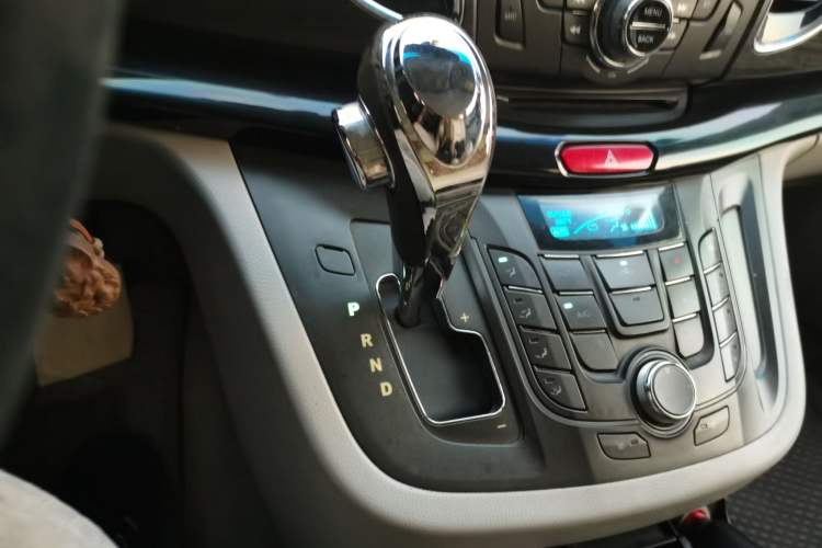 Used JAC Group Refine M5 2013 2.0T Gasoline Automatic Business Edition Gear Lever