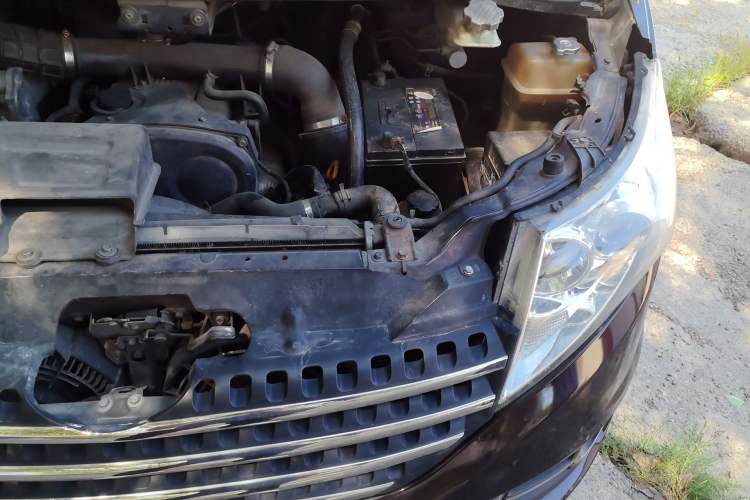 Used JAC Group Refine M5 2013 2.0T Gasoline Automatic Business Edition Engine Bay Left
