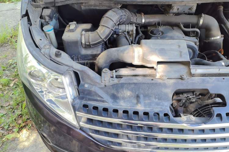 Used JAC Group Refine M5 2013 2.0T Gasoline Automatic Business Edition Engine Bay Right