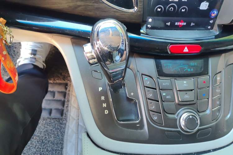 Used JAC Group Refine M5 2013 2.0T Gasoline Automatic Business Edition Gear Lever