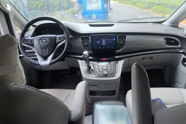 Used JAC Group Refine M5 2013 2.0T Gasoline Automatic Business Edition Center Console