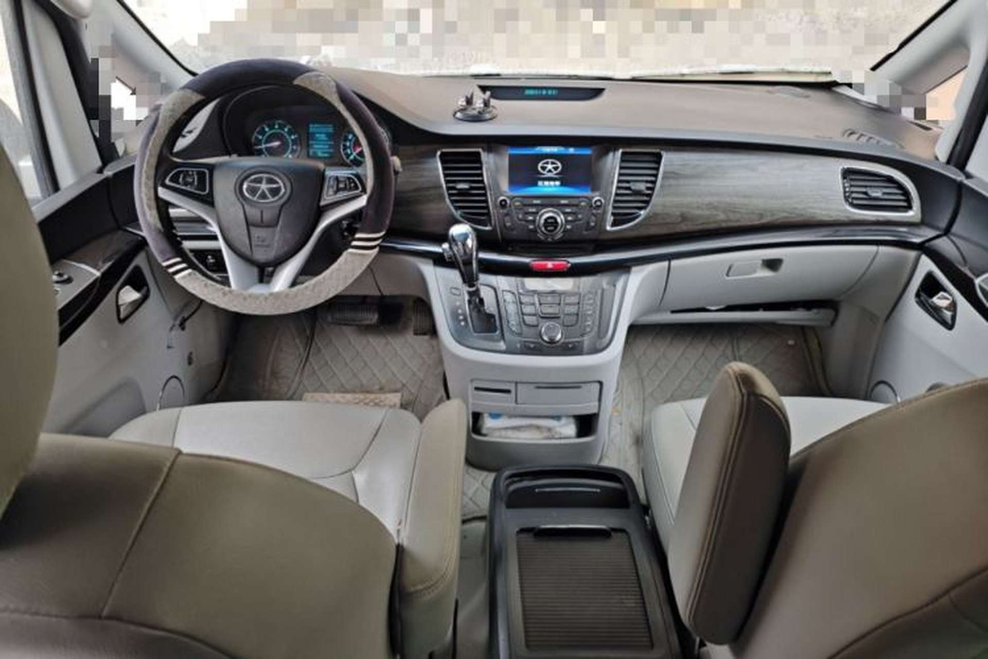 Used JAC Group Refine M5 2013 2.0T Gasoline Automatic Business Edition Center Console
