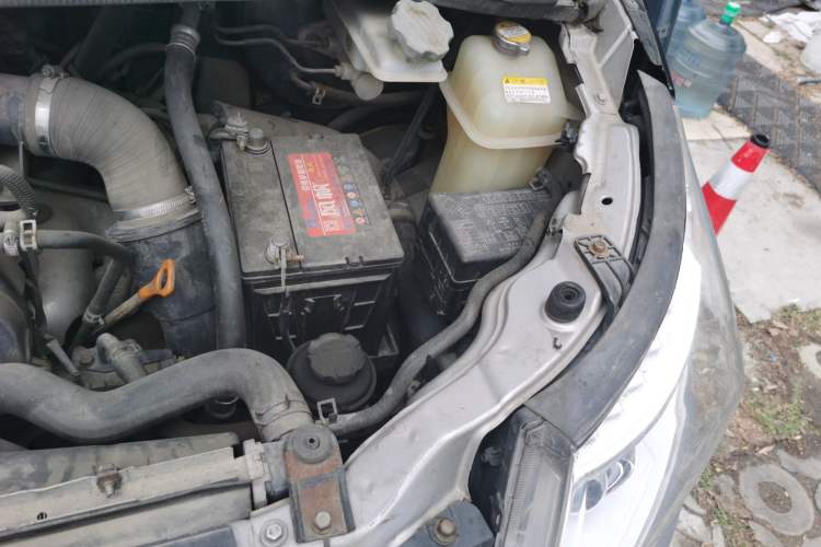 Used JAC Group Refine M5 2013 2.0T Gasoline Automatic Business Edition Engine Bay Left