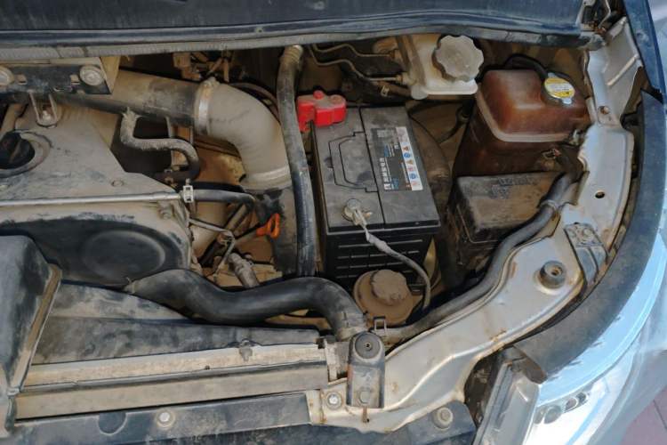 Used JAC Group Refine M5 2013 2.0T Gasoline Automatic Business Edition Engine Bay Left