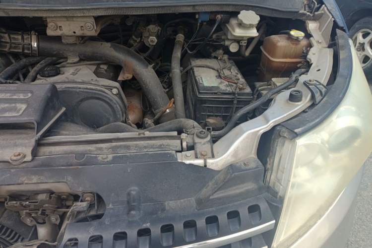 Used JAC Group Refine M5 2013 2.0T Gasoline Manual Business Edition Engine Bay Left