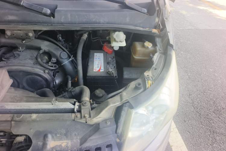 Used JAC Group Refine M5 2013 2.0T Gasoline Automatic Business Edition Engine Bay Left