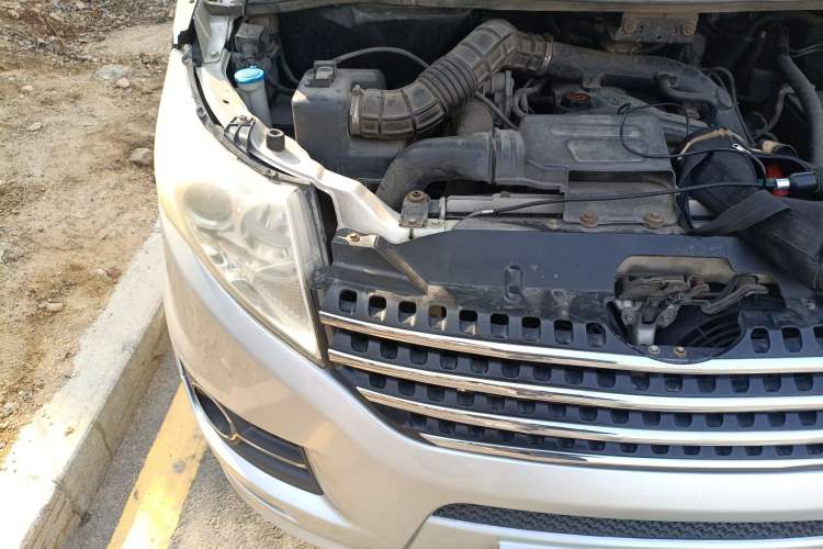 Used JAC Group Refine M5 2013 2.0T Gasoline Manual Business Edition Engine Bay Right