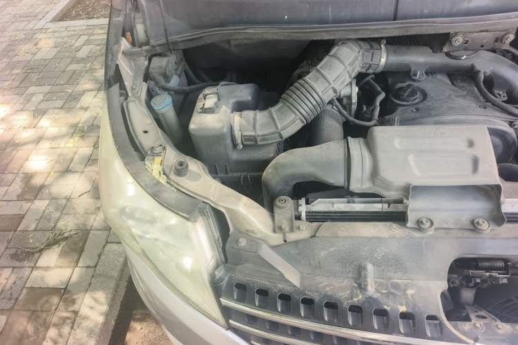 Used JAC Group Refine M5 2013 2.0T Gasoline Automatic Business Edition Engine Bay Right