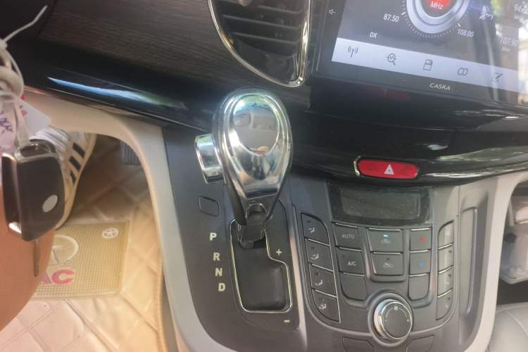 Used JAC Group Refine M5 2013 2.0T Gasoline Automatic Business Edition Gear Lever