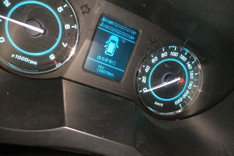 Used JAC Group Refine M5 2013 2.0T Gasoline Manual Business Edition Odometer Close Up