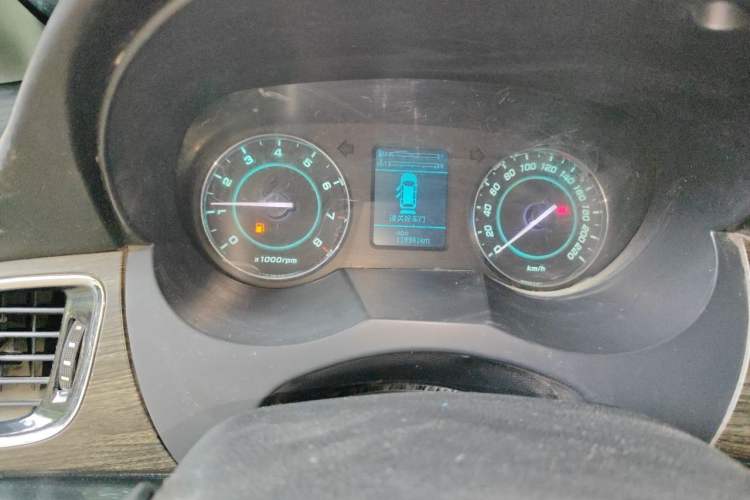 Used JAC Group Refine M5 2013 2.0T Gasoline Manual Business Edition Odometer Close Up