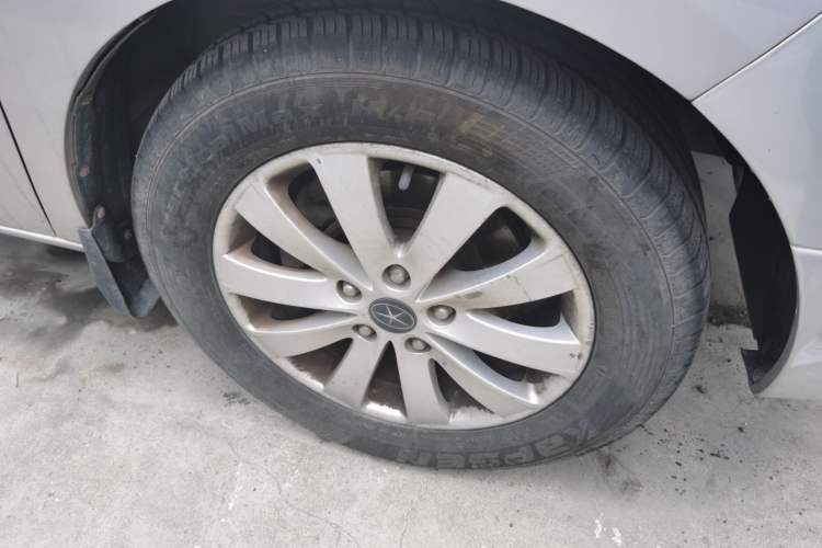 Used JAC Group Refine M5 2013 2.0T Gasoline Automatic Business Edition Right Front Wheel Hub