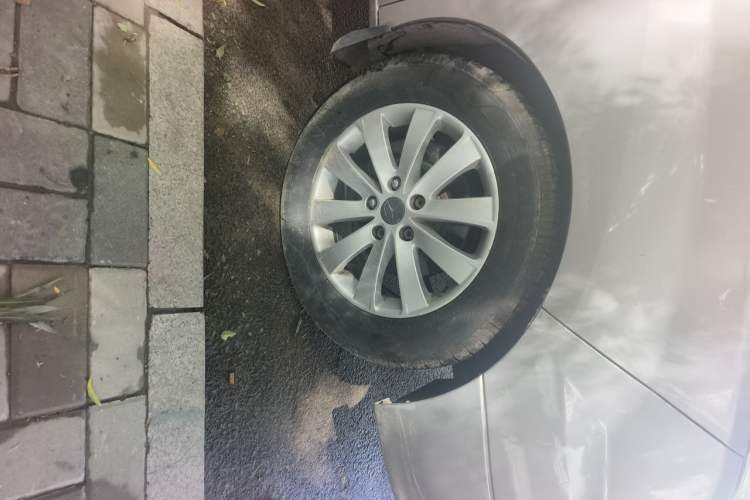 Used JAC Group Refine M5 2013 2.0T Gasoline Automatic Business Edition Right Front Wheel Hub