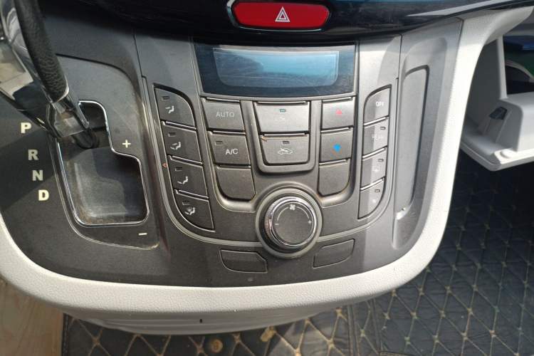 Used JAC Group Refine M5 2013 2.0T Gasoline Automatic Business Edition Audio And AC Panel