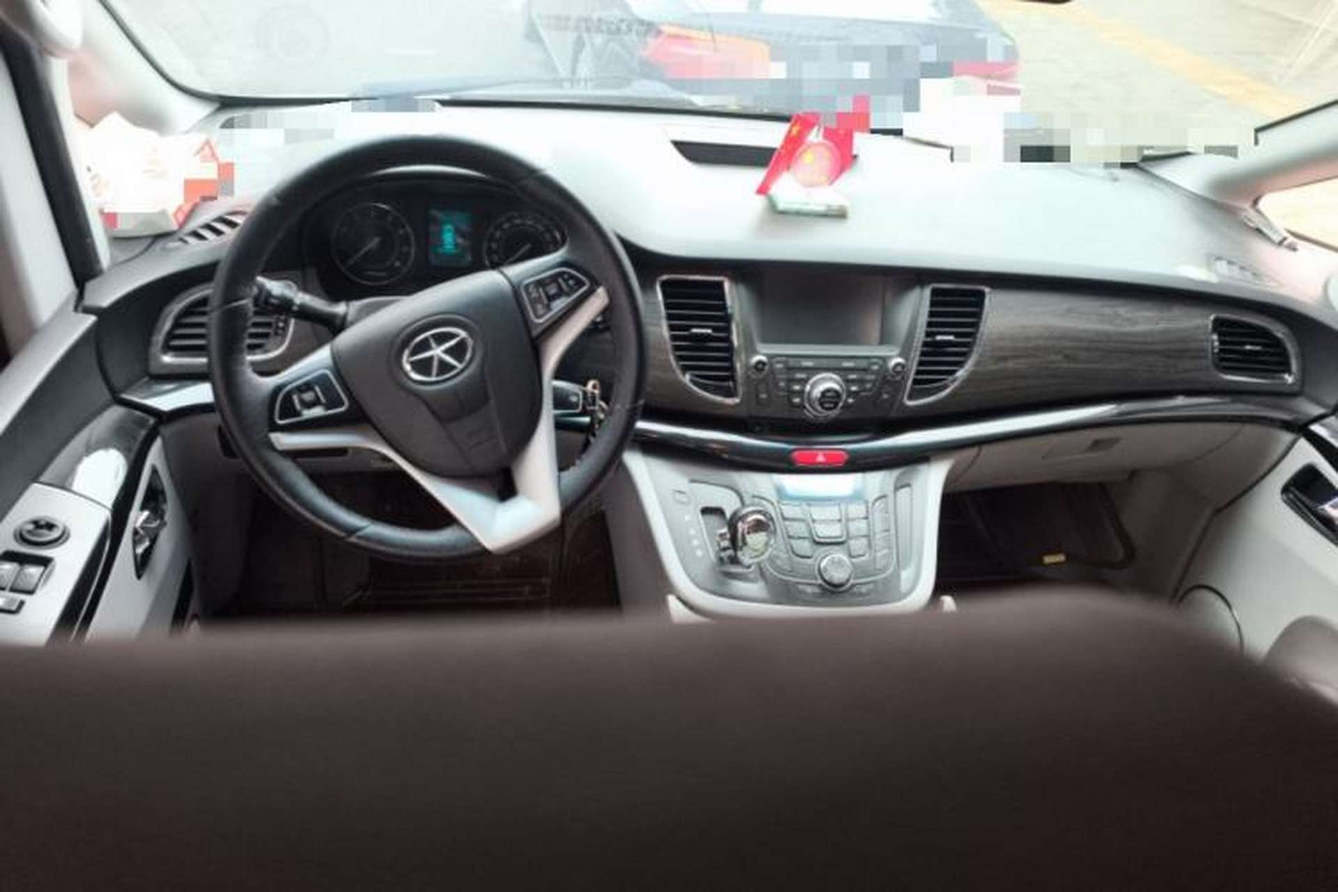 Used JAC Group Refine M5 2013 2.0T Gasoline Automatic Business Edition Center Console