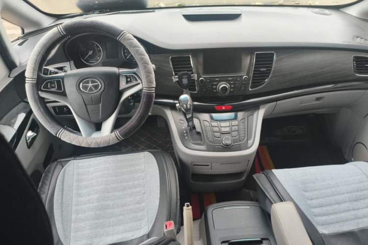 Used JAC Group Refine M5 2013 2.0T Gasoline Automatic Business Edition Center Console
