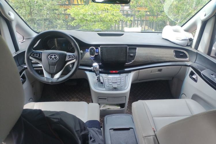 Used JAC Group Refine M5 2013 2.0T Gasoline Automatic Business Edition Center Console