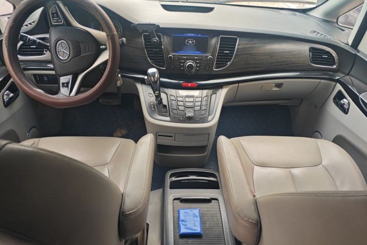 Used JAC Group Refine M5 2013 2.0T Gasoline Automatic Business Edition Center Console