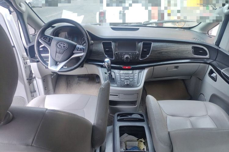 Used JAC Group Refine M5 2013 2.0T Gasoline Automatic Business Edition Center Console