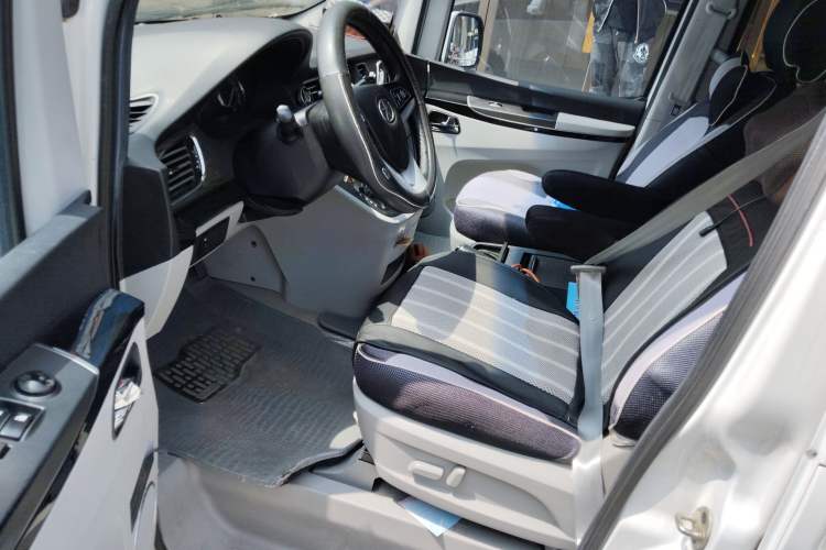 Used JAC Group Refine M5 2013 2.0T Gasoline Automatic Business Edition Driver Seat