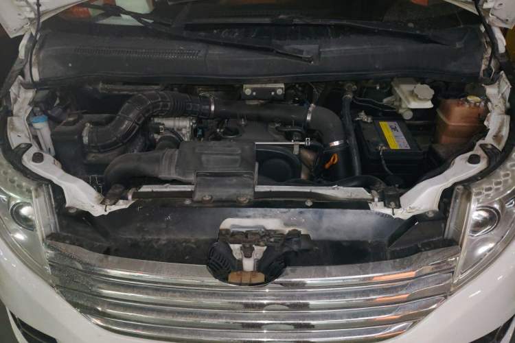 Used JAC Group Refine M5 2013 2.0T Gasoline Automatic Business Edition Engine Bay