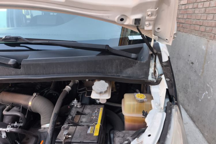 Used JAC Group Refine M5 2013 2.0T Gasoline Automatic Business Edition Engine Bay Left